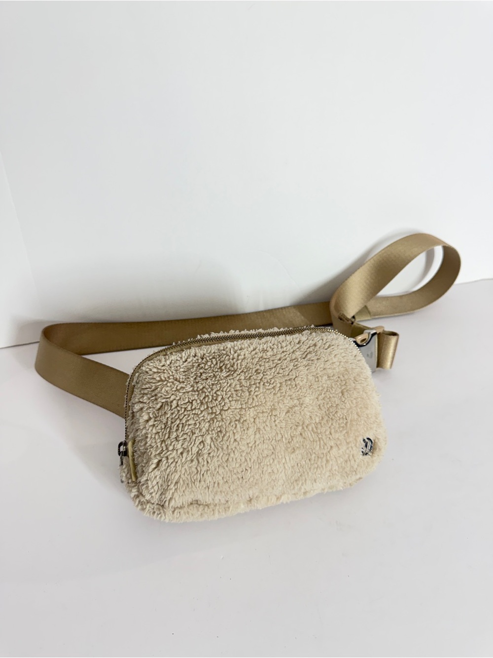 Lululemon Everywhere Belt Bag Fleece Trench Cream Tan Sherpa Beige Casual Fall